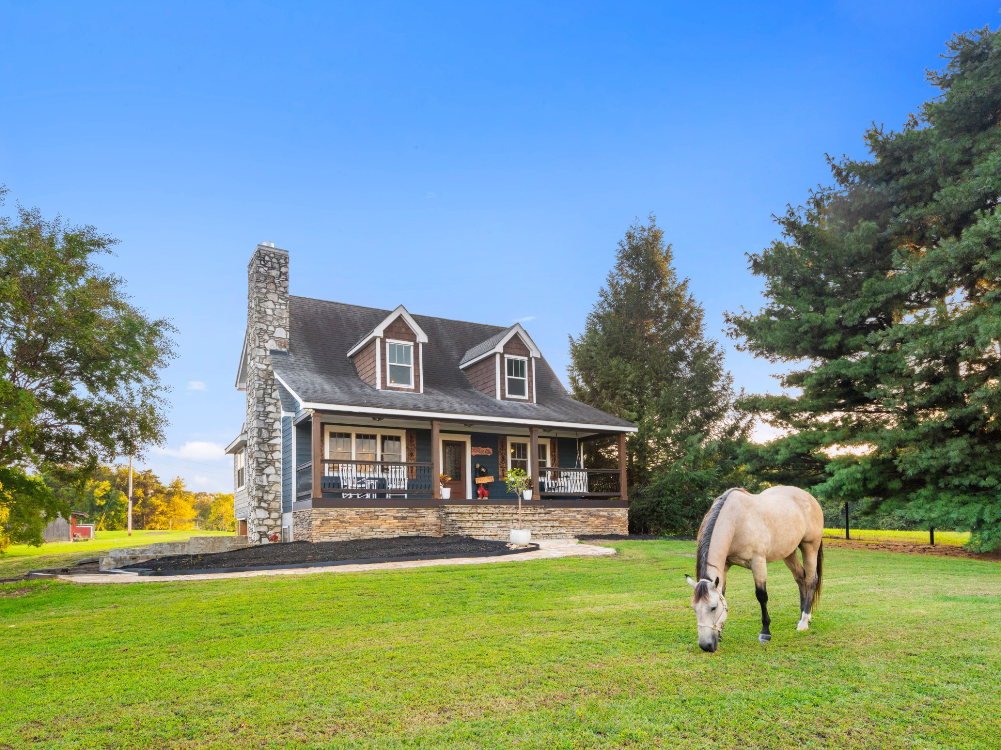 5439 Minnis Road Springfield, TN 37172 - Photo 2 of 43 a front view of a house with garden