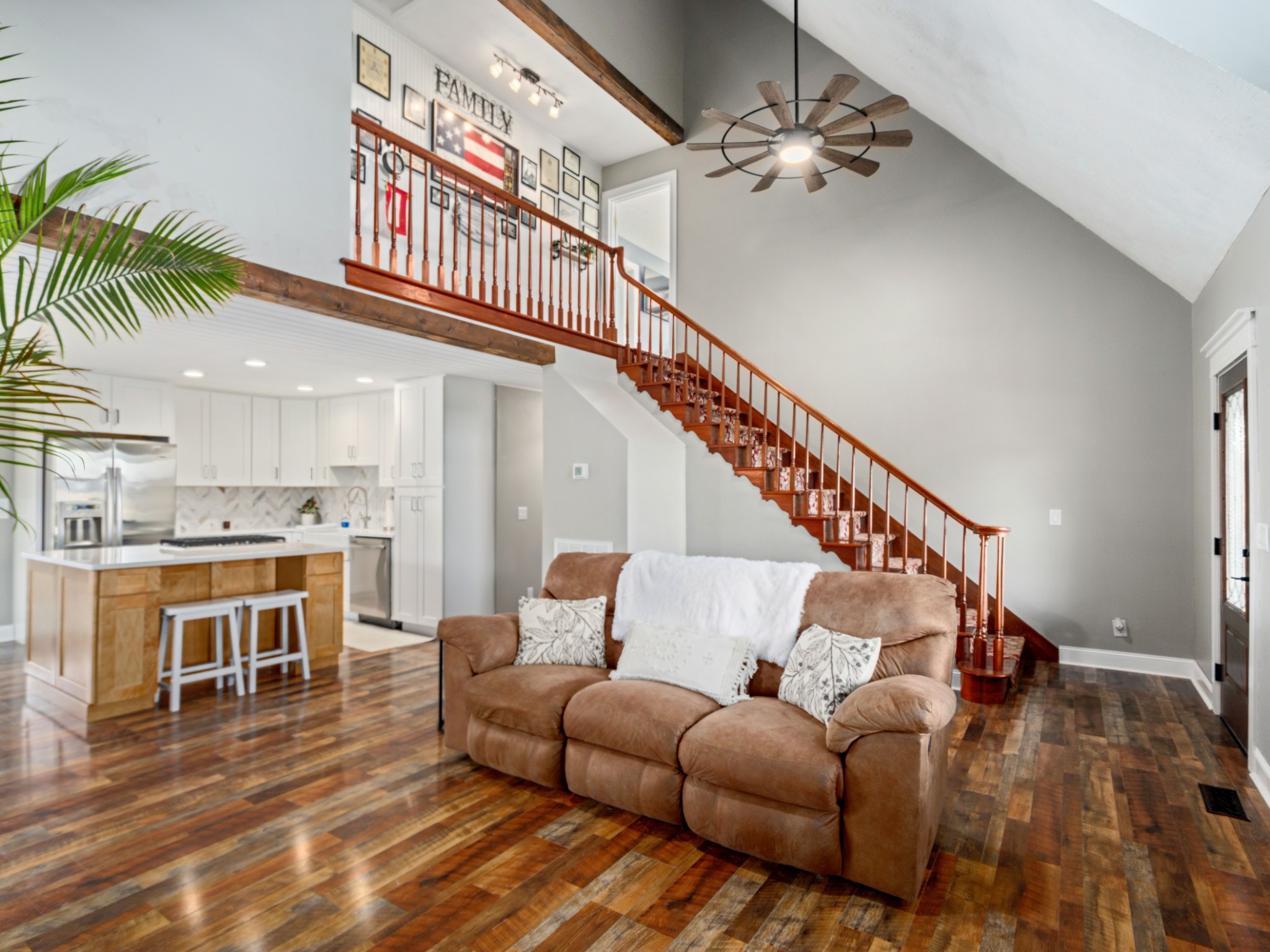 5439 Minnis Road Springfield, TN 37172 - Photo 6 of 43 a living room with furniture ceiling fan and a rug