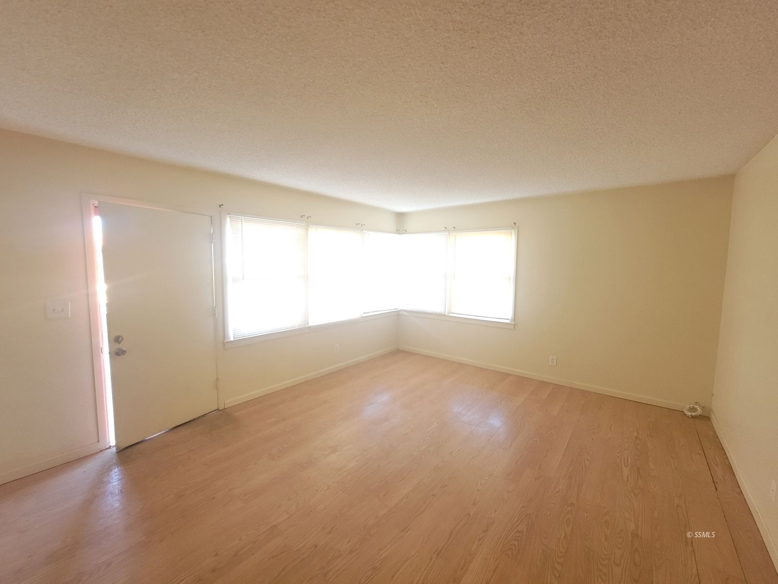 405 South Richmond Road Ridgecrest, CA 93555 - Photo 4 of 22 an empty room with a window