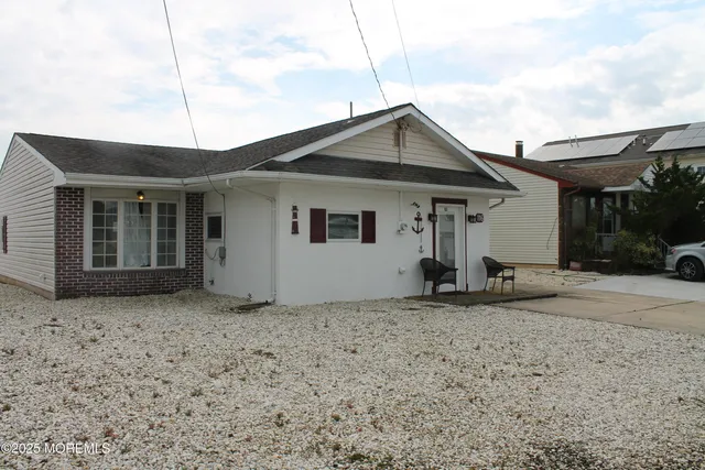 a view of a house with backyard