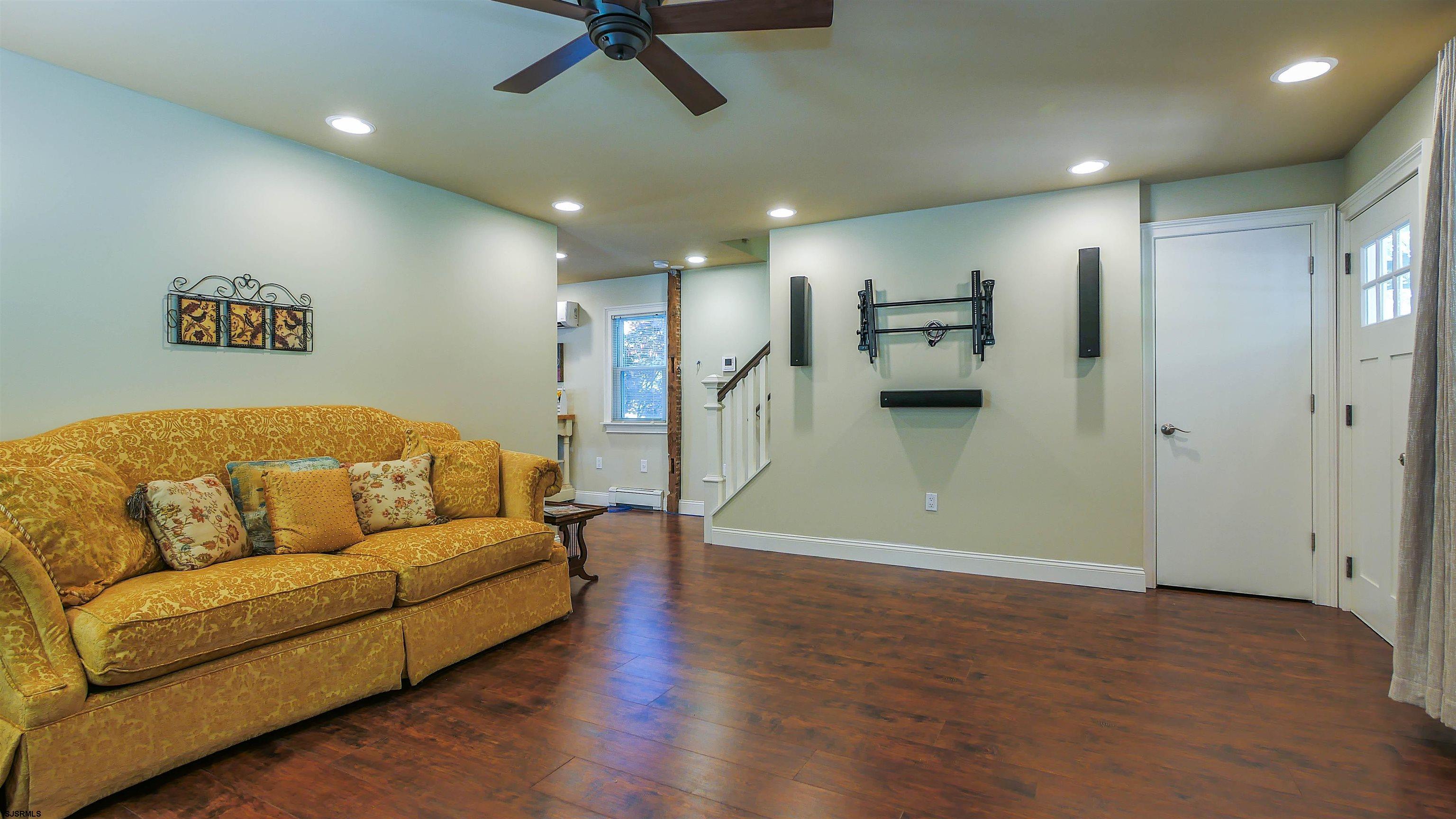 810 East Moss Mill Road Leeds Point, NJ 08205 - Photo 4 of 36 a view of a livingroom with furniture and a ceiling fan