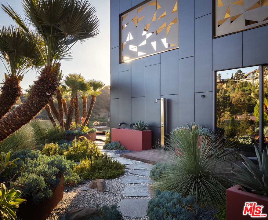 2341 Gloaming Way Beverly Hills, CA 90210 - Photo 2 of 23