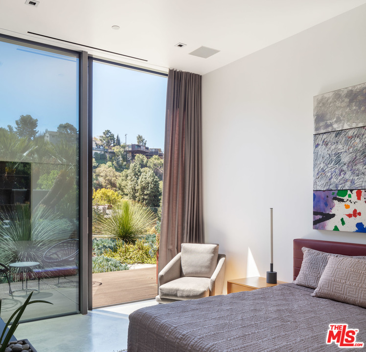 2341 Gloaming Way Beverly Hills, CA 90210 - Photo 12 of 23