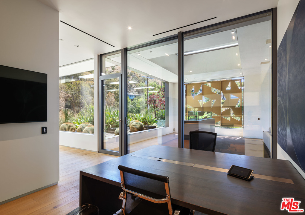 2341 Gloaming Way Beverly Hills, CA 90210 - Photo 14 of 23