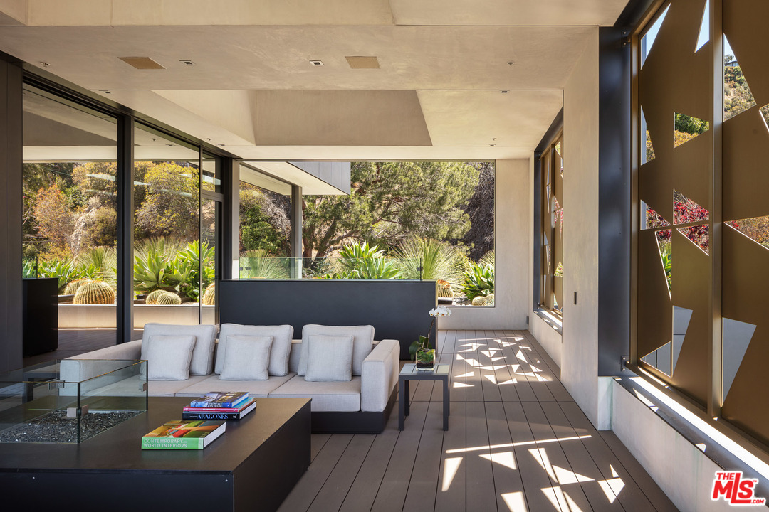 2341 Gloaming Way Beverly Hills, CA 90210 - Photo 17 of 23