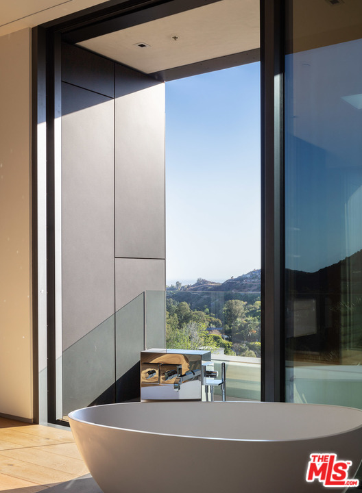 2341 Gloaming Way Beverly Hills, CA 90210 - Photo 10 of 23