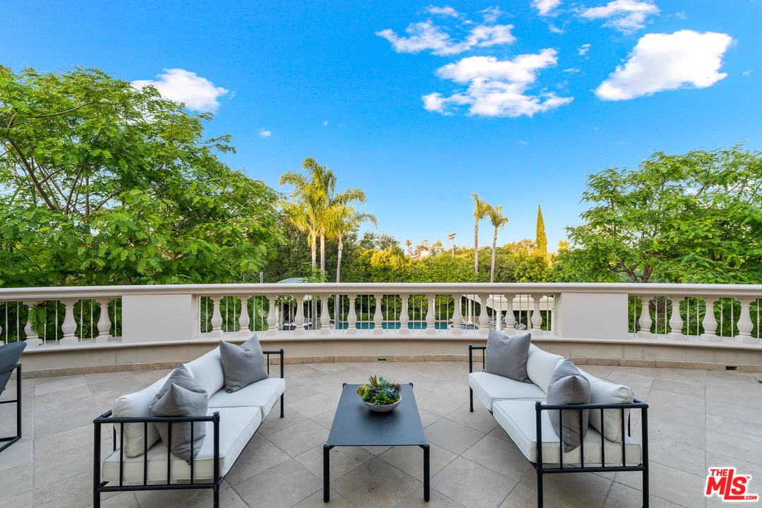 210 North Rockingham Avenue Los Angeles, CA 90049 - Photo 23 of 50 a view of a balcony with chairs