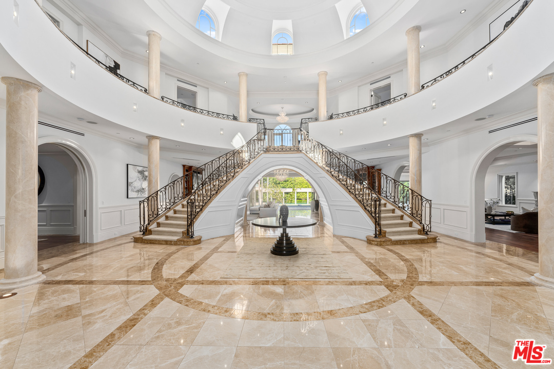 210 North Rockingham Avenue Los Angeles, CA 90049 - Photo 4 of 50 a view of entryway and hall