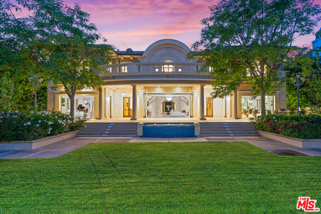 210 North Rockingham Avenue Los Angeles, CA 90049 - Photo 41 of 50 a front view of a house with yard and green space
