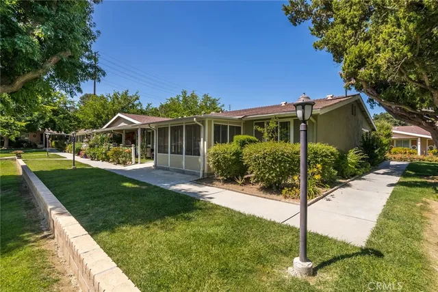 $369,999 | 19124 Avenue Of The Oaks, Unit A, Newhall, CA 91321