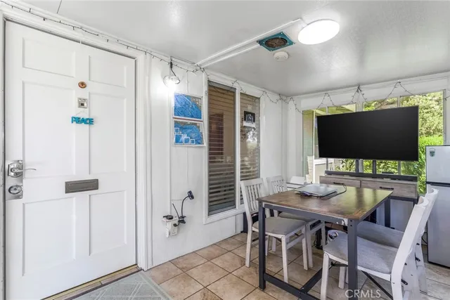 $369,999 | 19124 Avenue Of The Oaks, Unit A, Newhall, CA 91321