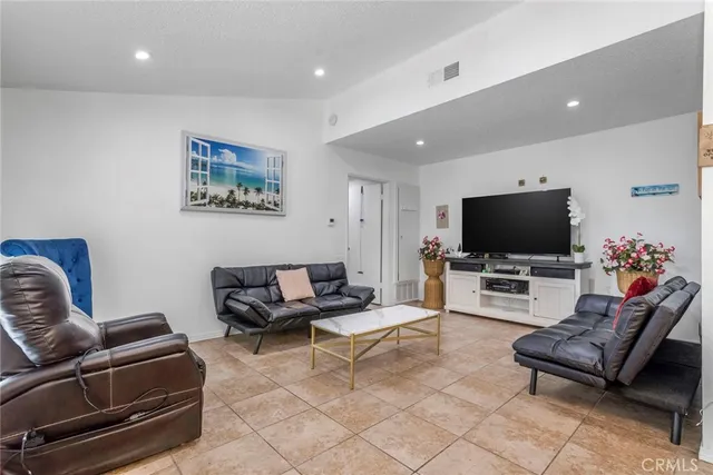 $369,999 | 19124 Avenue Of The Oaks, Unit A, Newhall, CA 91321