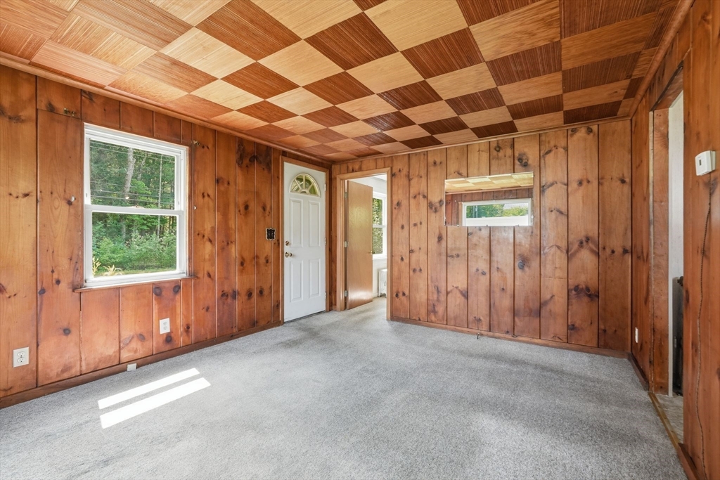 289 Southampton Road Holyoke, MA 01040 - Photo 5 of 32 Gallery Image 5
