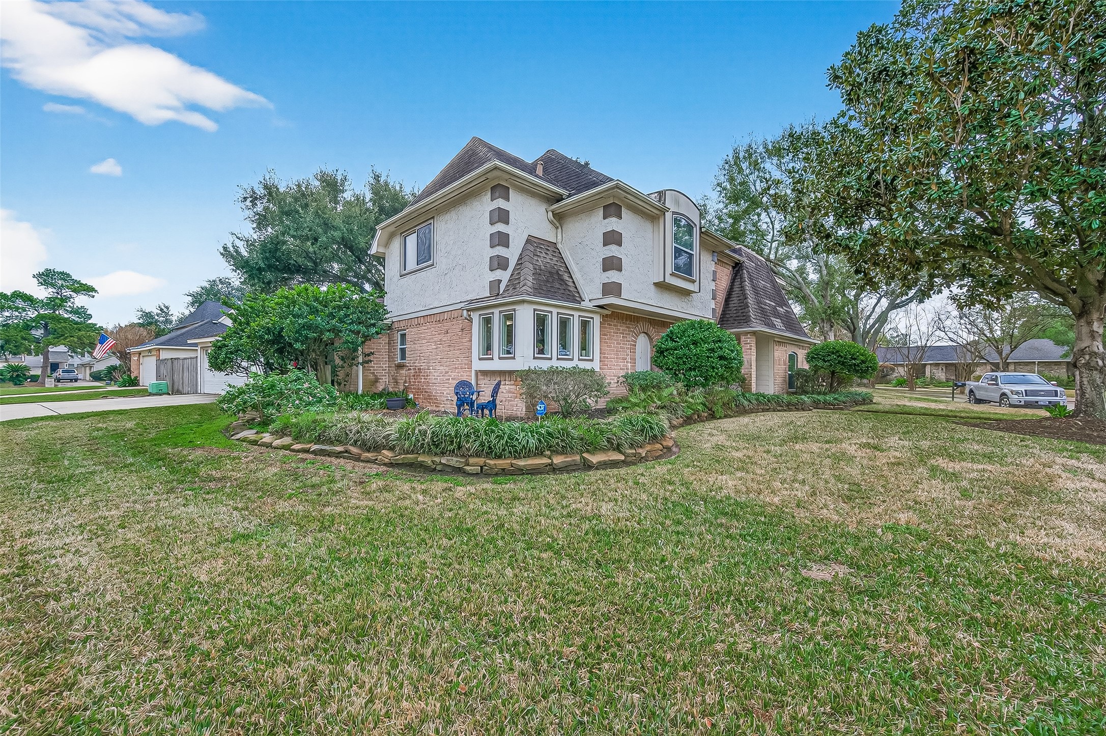 Nestled on a corner, culdesac lot in the heart of Heatherstone, this French inspired home has great curb appeal.  Large 10,300 SF lot.