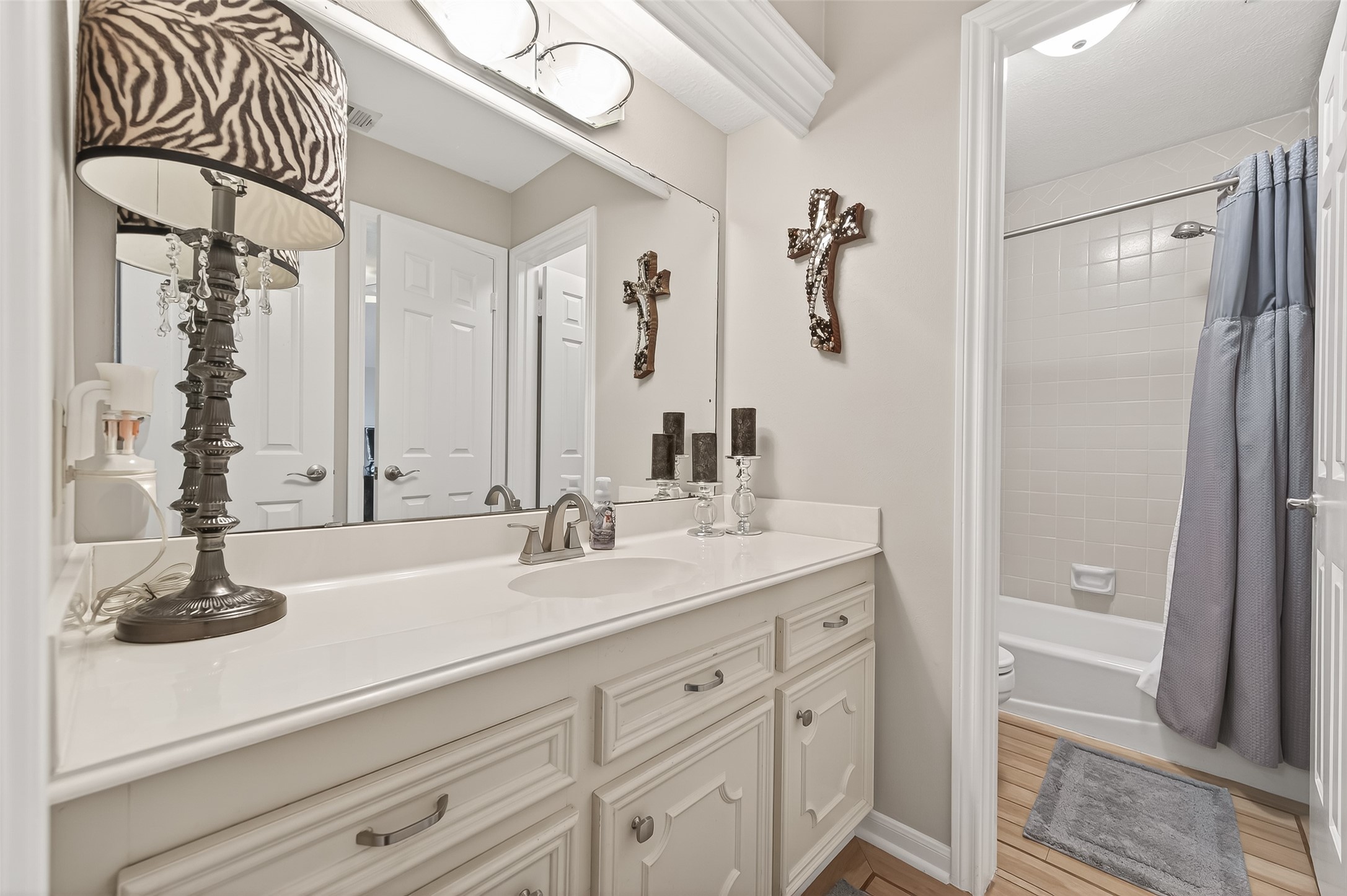 7310 Maidstone Lane Houston, TX 77095 - Photo 26 of 40 One of the 2 full guest baths.