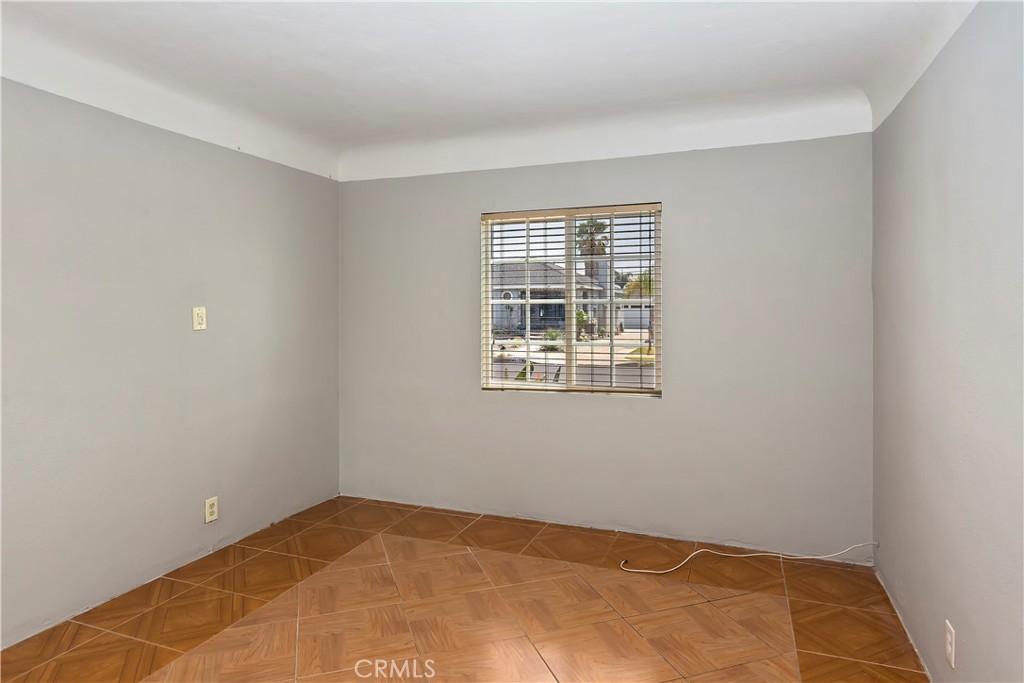 617 South Chester Avenue Compton, CA 90221 - Photo 16 of 34 an empty room with windows
