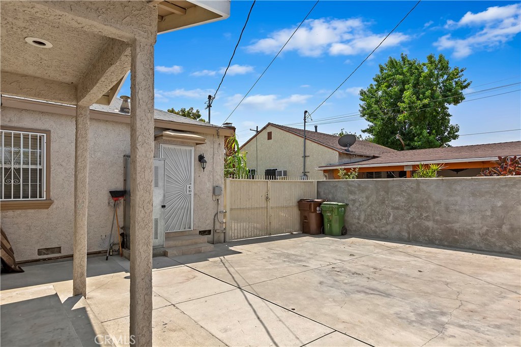 617 South Chester Avenue Compton, CA 90221 - Photo 29 of 34 a bedroom with a bed and a cabinets