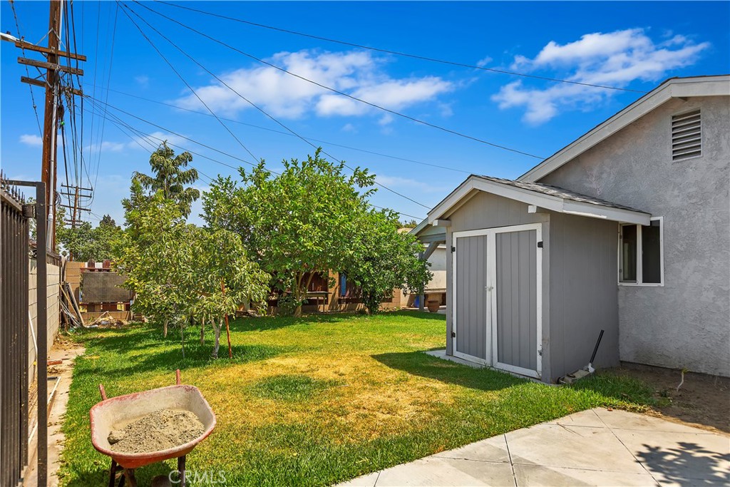 617 South Chester Avenue Compton, CA 90221 - Photo 33 of 34 a view of a backyard with small cabin