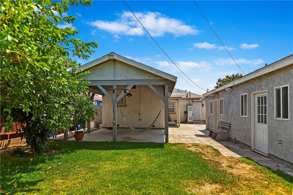 617 South Chester Avenue Compton, CA 90221 - Photo 34 of 34 a front view of a house with garden