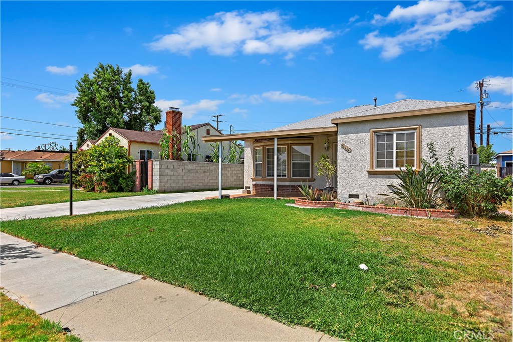 617 South Chester Avenue Compton, CA 90221 - Photo 4 of 34 a front view of house with yard and green space