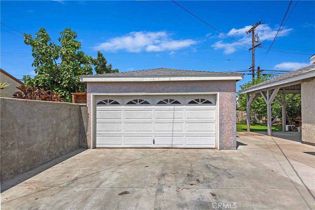 617 South Chester Avenue Compton, CA 90221 - Photo 6 of 34 a view of a garage