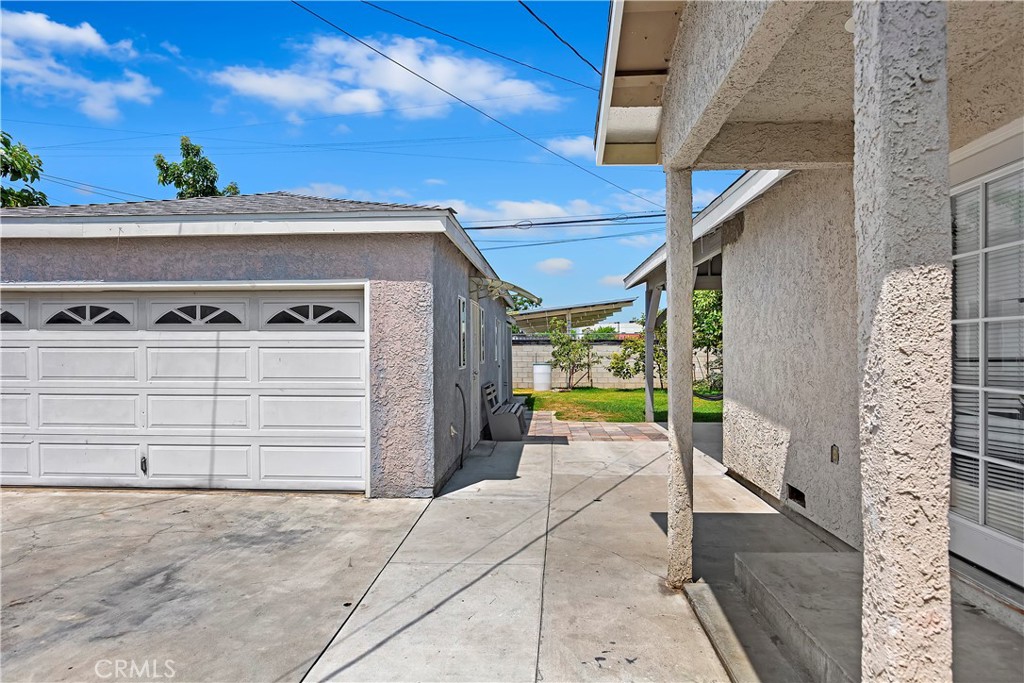 617 South Chester Avenue Compton, CA 90221 - Photo 8 of 34