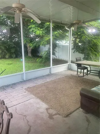 a view of a backyard