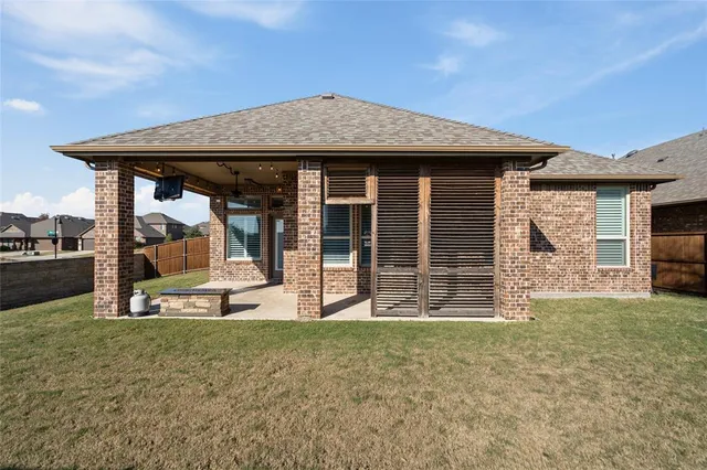 a view of a house with backyard and porch