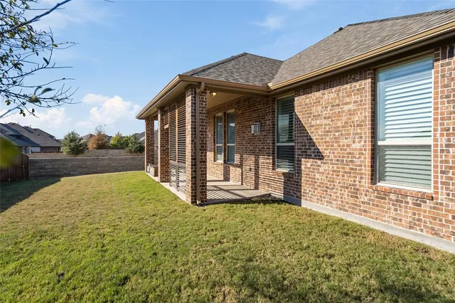 a view of a house with backyard and porch