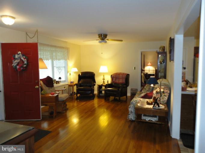 677 Foxcroft Road Warrenton, VA 20186 - Photo 7 of 19 Living Room