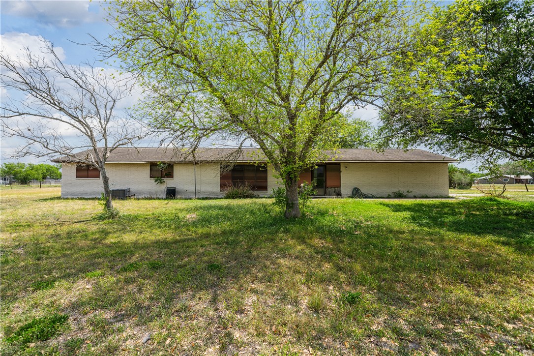 5469 Sunset Trail Robstown, TX 78380 - Photo 31 of 37 a front view of house with yard and green space