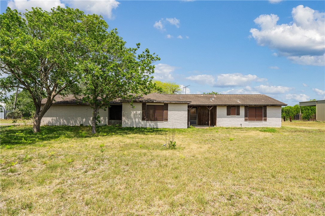 5469 Sunset Trail Robstown, TX 78380 - Photo 6 of 37 a front view of a house with a garden