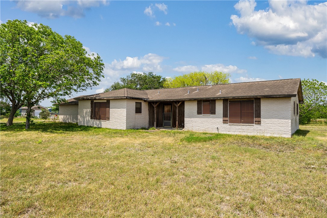 5469 Sunset Trail Robstown, TX 78380 - Photo 7 of 37 a front view of a house with a garden
