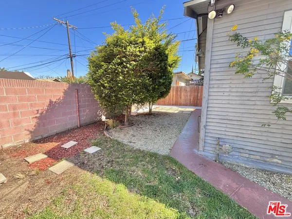 $1,995 | 3774 South Gramercy Place, Los Angeles, CA 90018