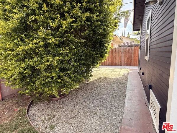 $1,995 | 3774 South Gramercy Place, Los Angeles, CA 90018