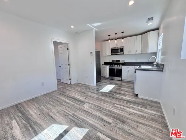 $1,995 | 3774 South Gramercy Place, Los Angeles, CA 90018