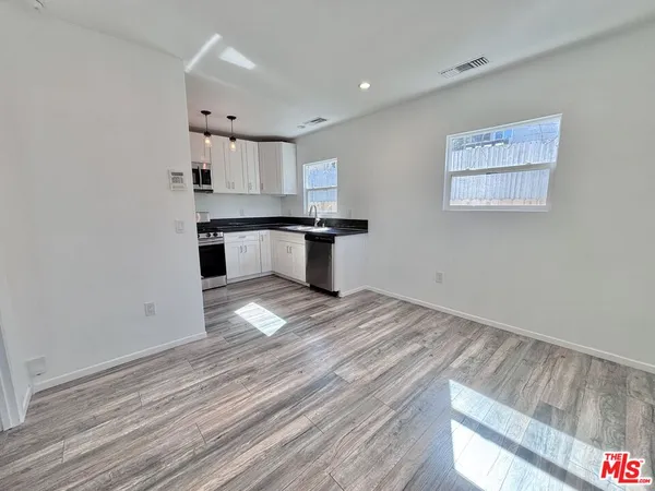 $1,995 | 3774 South Gramercy Place, Los Angeles, CA 90018