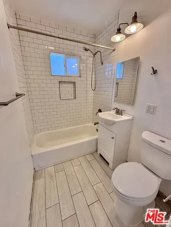 $1,995 | 3774 South Gramercy Place, Los Angeles, CA 90018