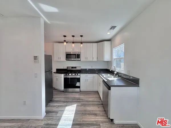 $1,995 | 3774 South Gramercy Place, Los Angeles, CA 90018