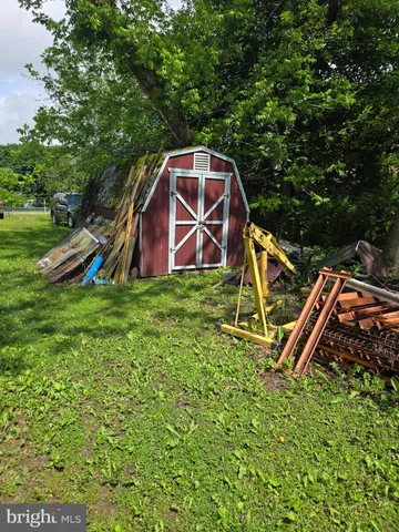a view of a house with backyard