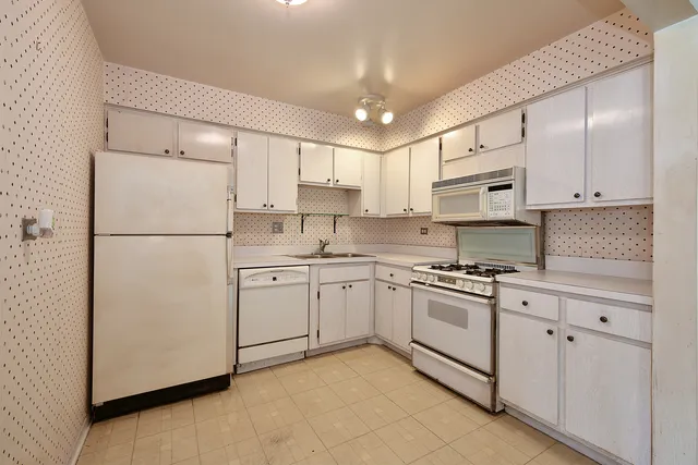 $129,900 | 1150 East Randville Drive, Unit 1N, Palatine, IL 60074