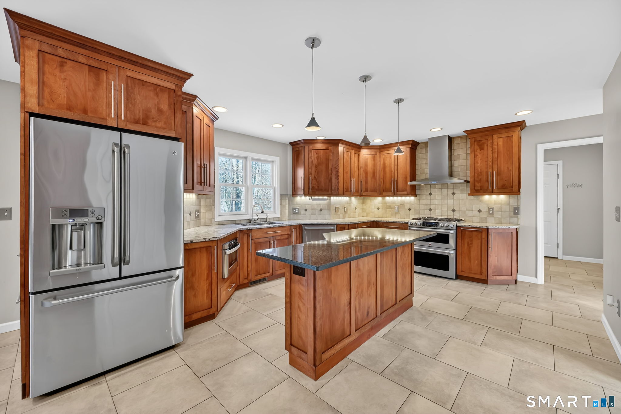 136 Gilbert Lane South Windsor, CT 06074 - Photo 4 of 40