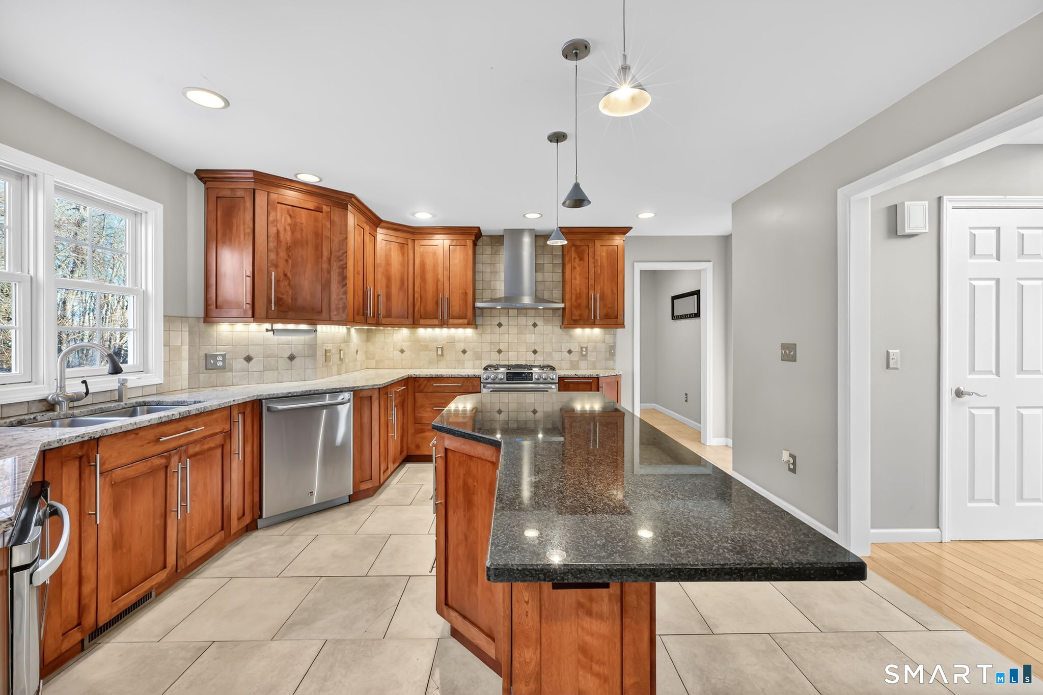 136 Gilbert Lane South Windsor, CT 06074 - Photo 5 of 40