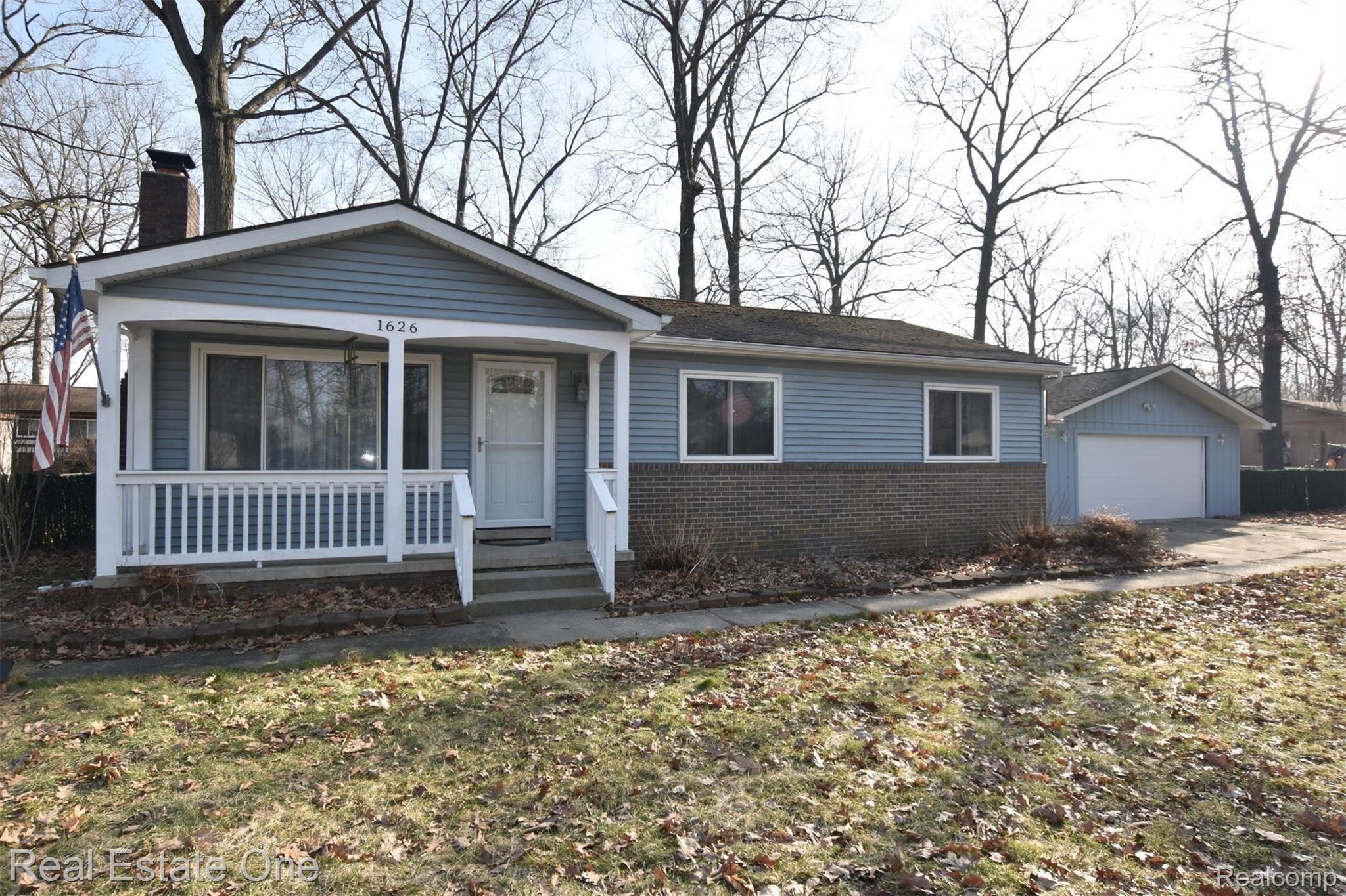 1626 Remsing Street Hartland, MI 48353 - Photo 1 of 17 DSC_0470.JPG