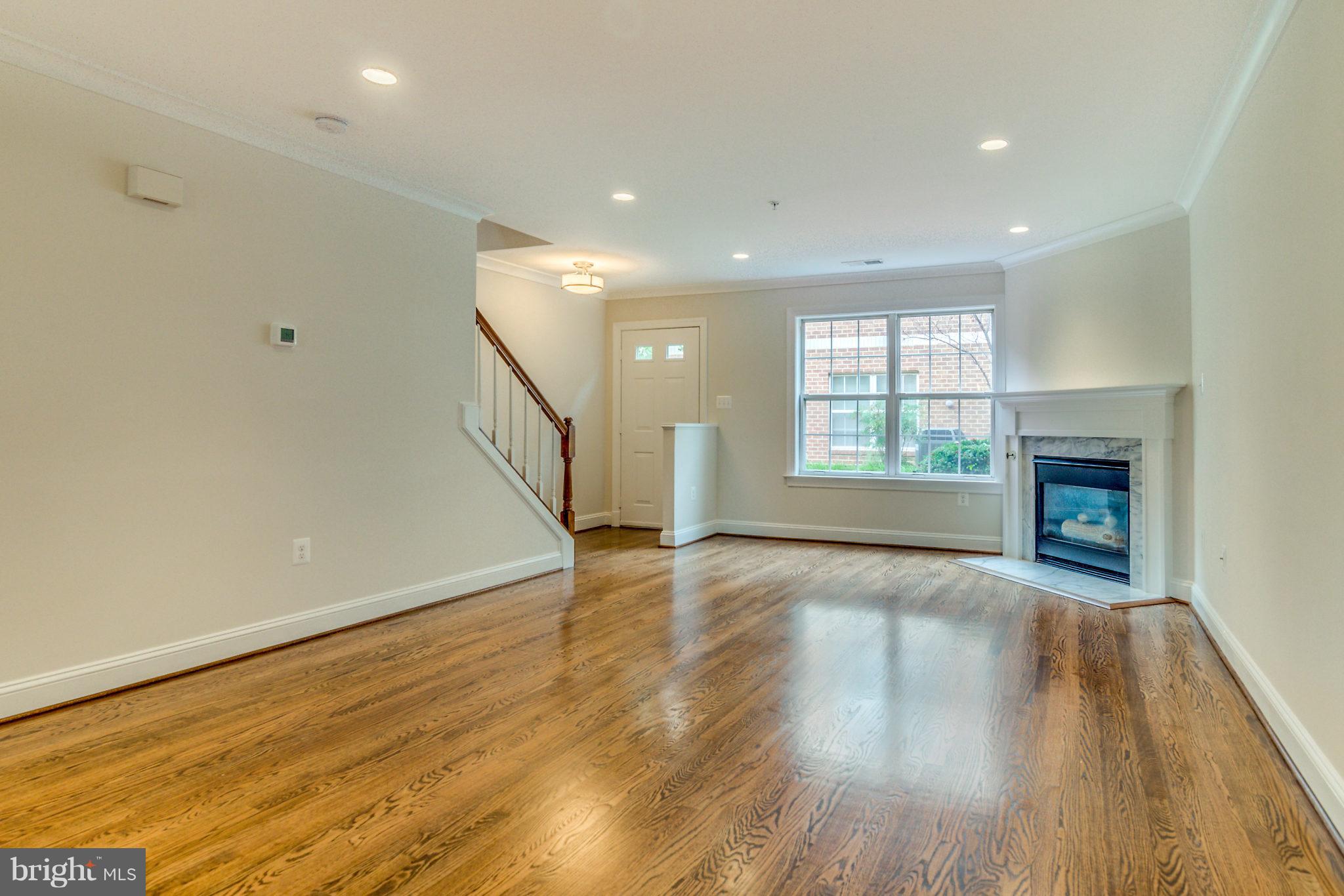 3092 South Glebe Road Arlington, VA 22206 - Photo 3 of 30 Living Room