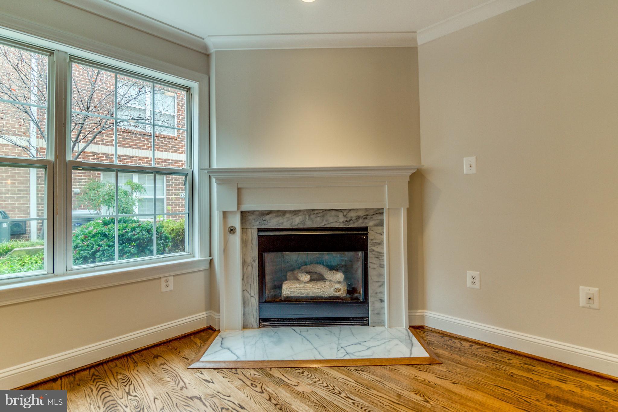 3092 South Glebe Road Arlington, VA 22206 - Photo 4 of 30 Living Room