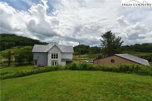 $215,000 | 65 Green Gable Road, Mouth Of Wilson, VA 24363