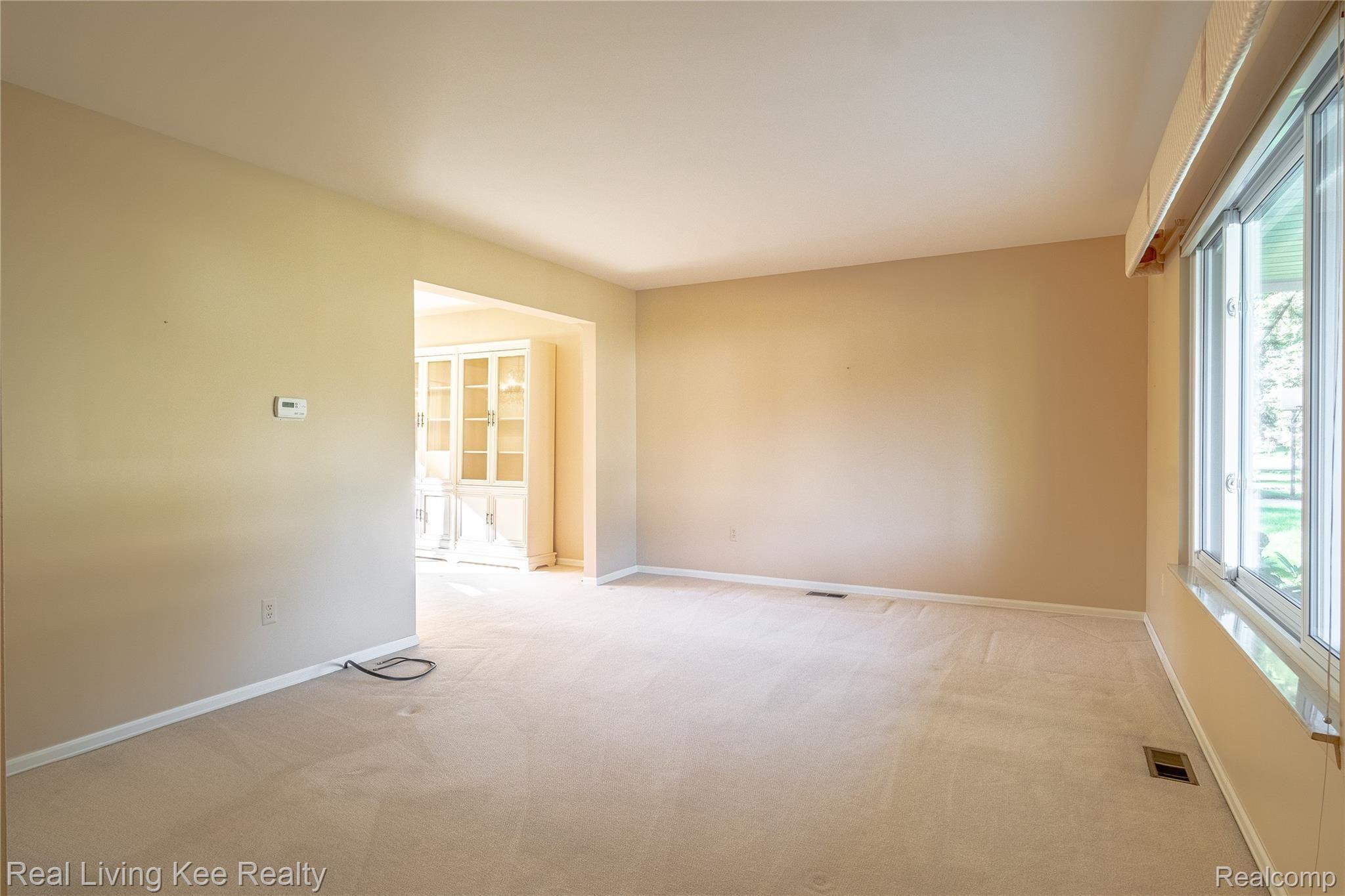 988 Briston Drive Rochester, MI 48307 - Photo 29 of 79 Large Living Room