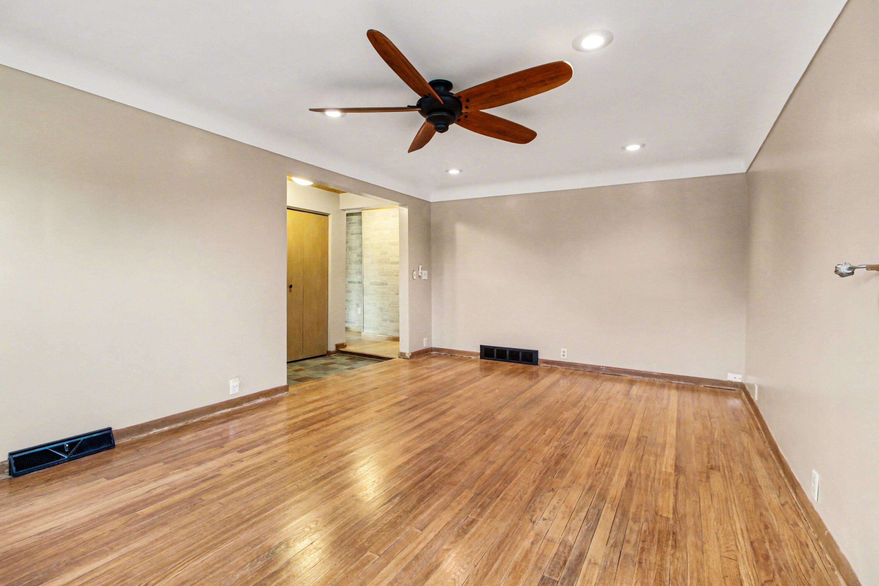 29025 King Road Romulus, MI 48174 - Photo 2 of 18 006_file_1259