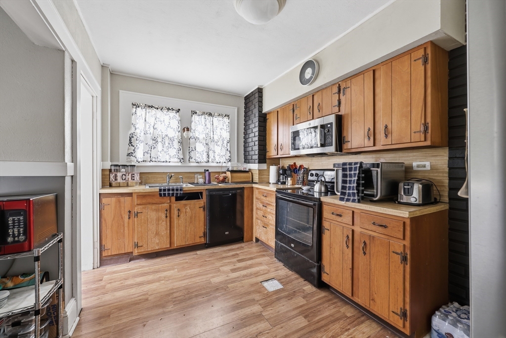 42 Reed Street Agawam, MA 01001 - Photo 11 of 24